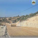 بلدية دورا تباشر أعمال تأهيل شارع رابط في أحياء كريسة وواد أبو ميدان وواد نسور .
